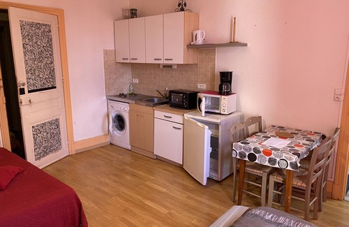 Vittel Apartment | Large studio located opposite the spa park.