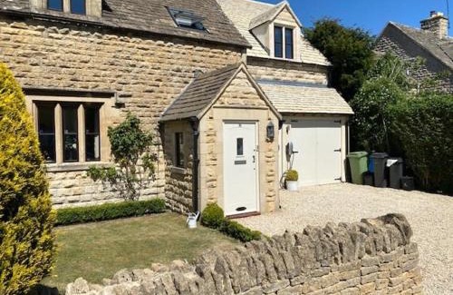 Cheltenham House | Large Stylish Luxury Cotswold Cottage - ideal for families, w/EV charging