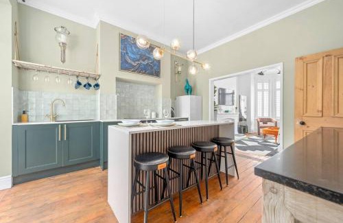 Salford House | Large & Stylish Townhouse King Beds&free Parking