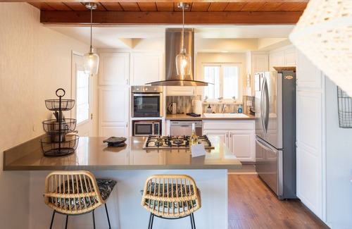 Loma Alta House | Large turf yard, putt putt, soccer net, fire pit, gas grill & more!