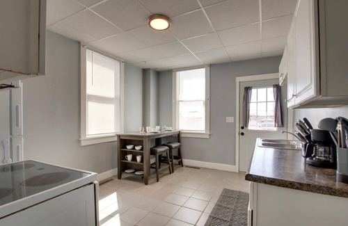 Quincy Apartment | Large Updated Ground Level 1-bedroom East Facing w/Wi-Fi