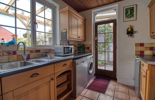 Gorleston-on-Sea House | Large Victorian family home, hot tub, 5 min walk to beach, pets, sleeps 11, BBQ