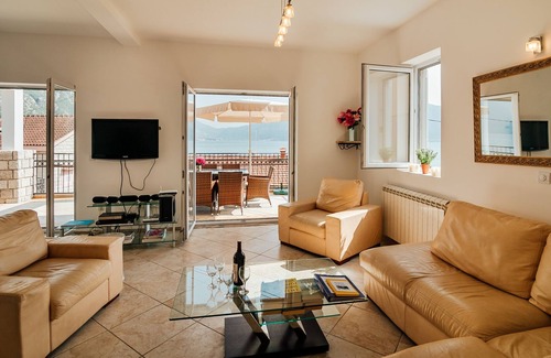 Orahovac Villa | Large villa, family friendly in Orahovac near 2 Restaurants, 20m Beach,Nr Kotor