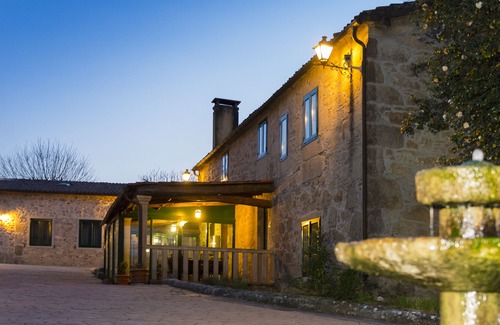 Ames Cottage | Large villa with pool near Santiago