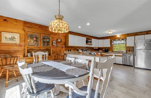 Edwardsville House | Large waterfront cabin, kayaks & paddle boards, fire pit. Crabbing and fishing!