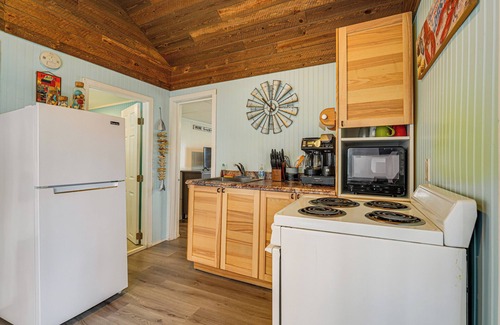 Old Orchard Beach Cottage | Large Yard: Walkable Cottage in Old Orchard Beach!