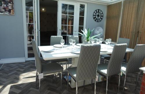 Bloxwich House | Largee 5 Bed House, Sleeps 10 Near NEC, BHX, HS2