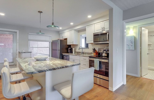 Largo Condo | Largo Condo < 3 Mi to Indian Rocks Beach!