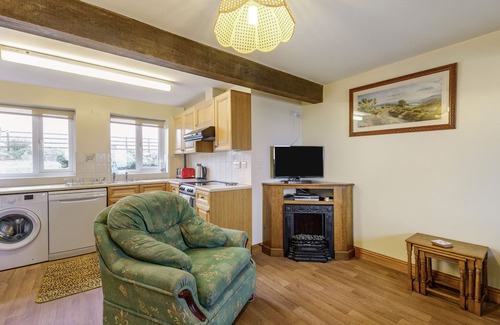 Cauldon Low Cottage | LARK'S RISE COTTAGE, family friendly, with a garden in Bottomhouse
