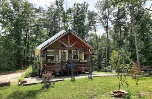 Stanton Cabin | Larkspur Cabin with Hot Tub near Red River Gorge
