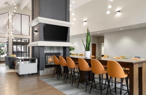 South Bend Hotel | Larkspur Landing South Bend