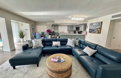 Hendricks and Venice Isles House | Las Olas Escape-Great Waterfront Duplex for 6 Pool