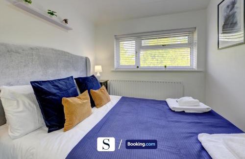 Knowle Sands Apartment | LastMinOffer 10pc Off I A Lovely Executive Home for Families or Contractors I A Lovely Garden and Parking Space I Wifi I Early check-in or Long Term Rates Available I SILVA Short Term Lets 4 out of 5 from over 650 stays