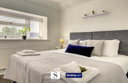 Knowle Sands Apartment | LastMinOffer 10pc Off I A Lovely Executive Home for Families or Contractors I A Lovely Garden and Parking Space I Wifi I Early check-in or Long Term Rates Available I SILVA Short Term Lets 4 out of 5 from over 650 stays