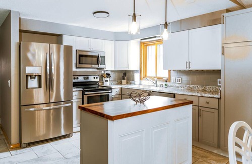 Elkhorn House | Lauderdale Lakes Stay: Seasonal Hot Tub & Firepit