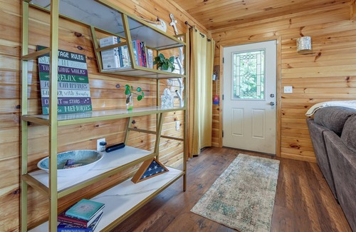 Battle Creek House | Laurabell Lakehouse: Boat Dock & Mill Lake Access!