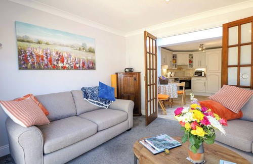 Hailsham Cottage | LAVENDER COTTAGE, pet friendly, with a garden in Hailsham