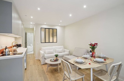 Quartier des Grandes-Carrieres Apartment | Lavie Maison | AC Hot Tub Montmartre