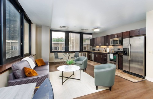 Downtown Pittsburgh Apartment | Lavish City Views | Prime Location 7th Floor | Gym Terrace