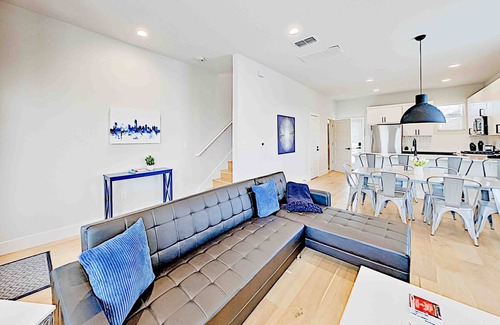 Foster Heights Condo | Lavish eastside retreat with private rooftop deck near dining & entertainment