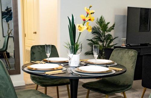Hutto House | Lavishly Decorated 3-Bedroom Home Near Samsung-Taylor with King-Sized Bed