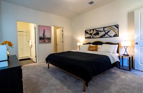 Hutto House | Lavishly Decorated 3-Bedroom Home Near Samsung-Taylor with King-Sized Bed