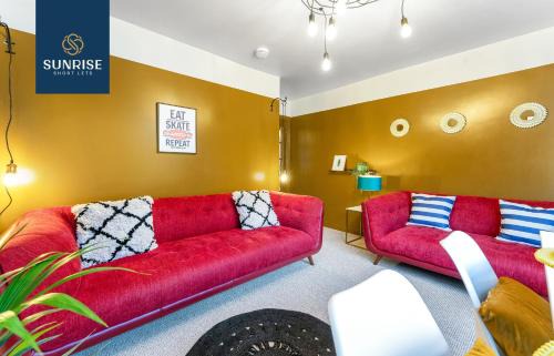 Dundee Apartment | LAW 2 - has 3 rooms, 5 Beds, 1 Bathroom, Free Parking, WiFi, Contractors, Tourists, Relocation, Business, Travellers, Central - Long Stays, INVOICE and REDUCED PRICE are only via SUNRISE SHORT LETS Dundee
