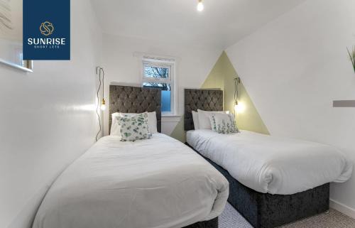 Dundee Apartment | LAW 2 - has 3 rooms, 5 Beds, 1 Bathroom, Free Parking, WiFi, Contractors, Tourists, Relocation, Business, Travellers, Central - Long Stays, INVOICE and REDUCED PRICE are only via SUNRISE SHORT LETS Dundee