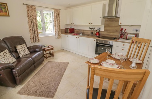 Ashleworth Cottage | LAWN LODGE, pet friendly, with a garden in Ashleworth