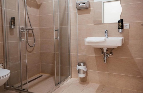 Favoriten Apartment | LAX Apartments One-bedroom apartment