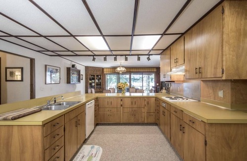 Polson House | Lazy B Lake House & Cabin on Flathead Lake, Waterfront with Tennis Court