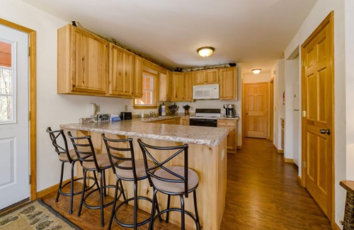 Helen Cabin | Lazy Bear Lair - Adorable bear-themed rustic retreat minutes from downtown Helen