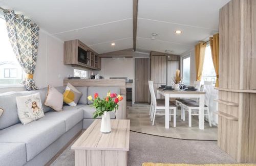 West Heslerton House | Lazy Dayz Lodge