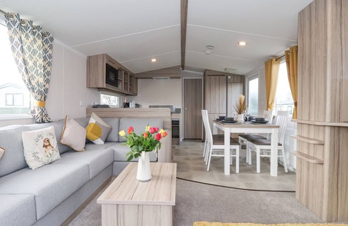 West Heslerton Cottage | LAZY DAYZ LODGE, pet friendly, with hot tub in Malton