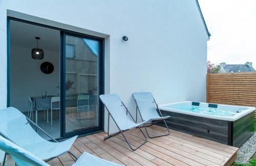 Locmariaquer Apartment | Le Bas du Nelud - Appt dans maison avec jacuzzi