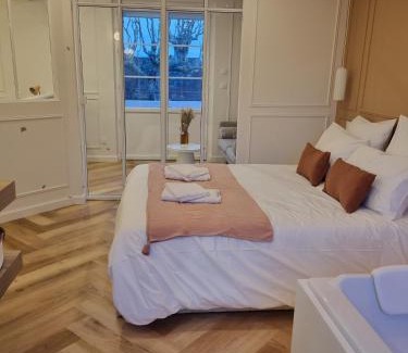 Meyssac Apartment | Le Boudoir d'Elba - Balneotherapie & terrasse