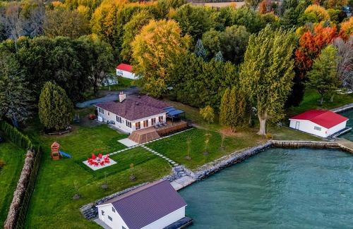 South Glengarry Ski Chalet | Le Castel ♥ Lake Front ☼ Fireplace & Kayaks