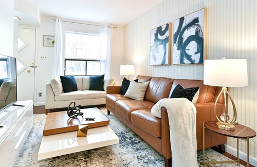 Winnipeg Ski Chalet | Le Chalet: Stylish 4bdrm Getaway w/ Hot Tub, Pool