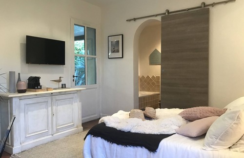 La Cadiere-d'Azur Bed & Breakfast | Le Clos guest room with summer kitchen