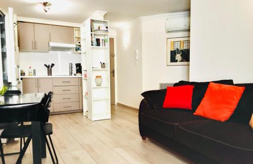 Sete Apartment | Le Cocon de ville sètois, Clim, patio et garage pour véhicule type golf, Linge de lit et serviettes inclus