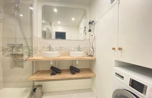 Aguado Apartment | Le cocon urbain - Modern 4BR Apartment with Free Parking, High-Speed Wifi, Quick Access to A6 & N7