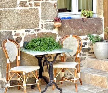 Combourg House | LE COTTAGE Gîte de charme au pied du Château