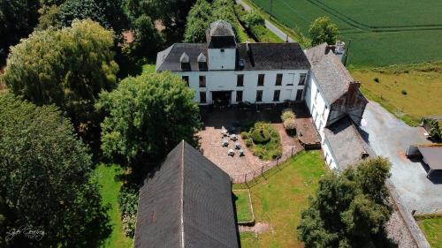 Jurbise Bed & Breakfast | Le domaine du château blanc à 10 minutes de Pairi Daiza