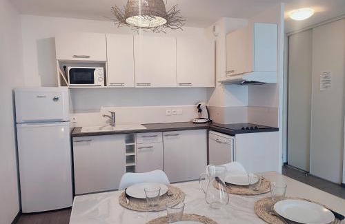 Greoux-les-Bains Apartment | Le Familial - T3 piscine, climatisation & balcon