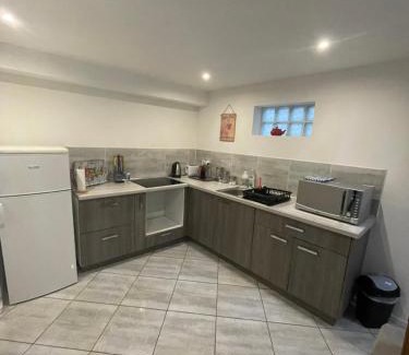 Paroy-sur-Tholon Apartment | Le Familiale climatisé & Wi-fi
