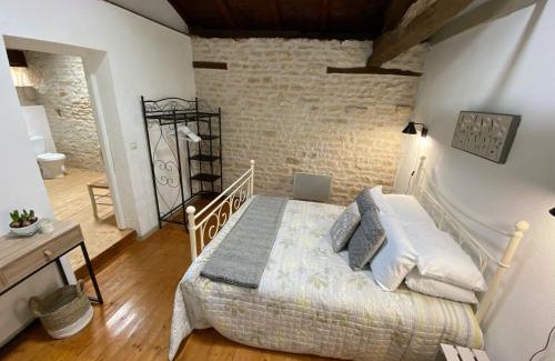 Sauze-Vaussais House | Le Figuier - 4 bedroom Farmhouse Gite