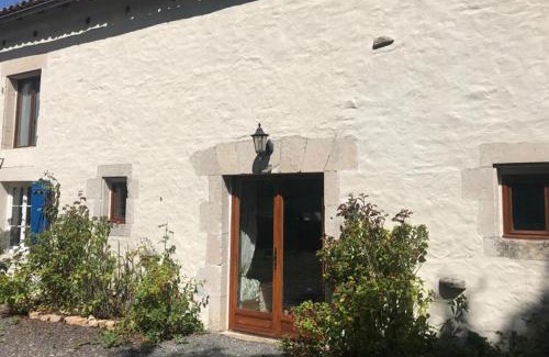 Sauze-Vaussais House | Le Figuier - 4 bedroom Farmhouse Gite