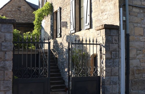 Palmas-d'Aveyron House | Le gîte de la glycine, renovated house, terrace with magnificent view, enclosed garden