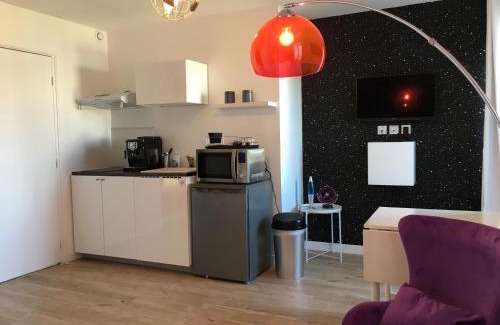 Centre Ville Apartment | Le Galaxy centre la Brèche wifi calme vue jardin