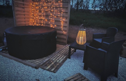 Lapalisse House | Le grand chêne" lodge tent with private Jacuzzi